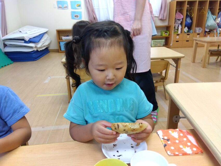 その日のおやつに焼きあがったパンを食べています！「いいにおいがする～」「カリカリでおいしい！」とぺろりと完食していました😋