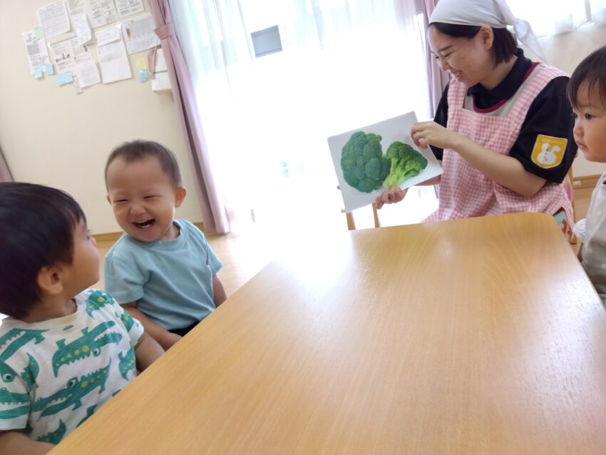 ９月の食育でちんげんさいちぎりを行いました！<br />
まずはいろいろな野菜の写真を見てちんげんさいはどれかな？とみんなで確かめています🥬