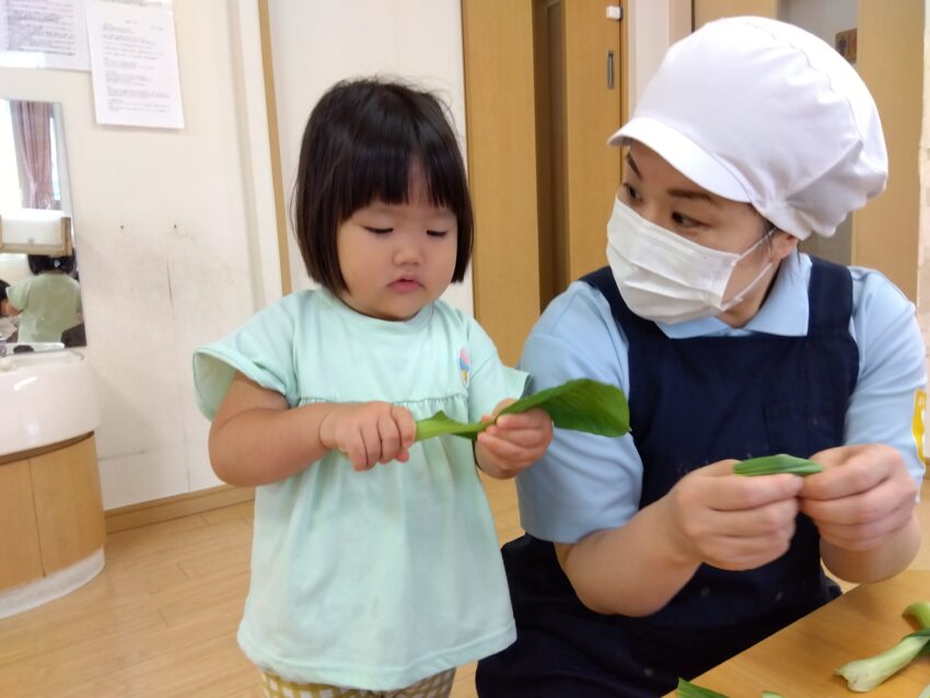 栄養士の先生にちぎり方のコツを聞いて一緒にやってみます！上手にちぎれるかな？👀<br />
<br />
