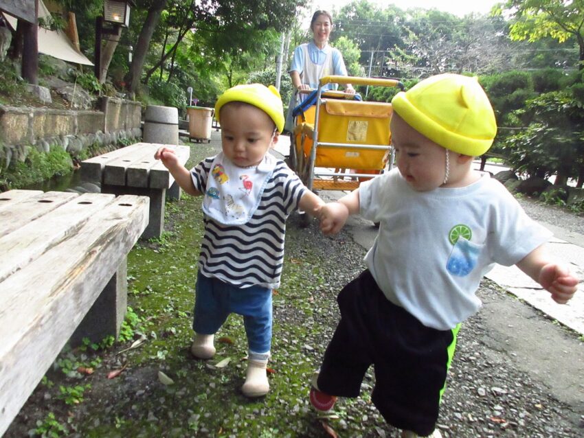 お友だちと手をつないで歩くことが楽しく、積極的にお友だちと歩くことを楽しんでいます。お友だちの歩く様子を見ながら歩く様子もあり、見ていて微笑ましいです♪