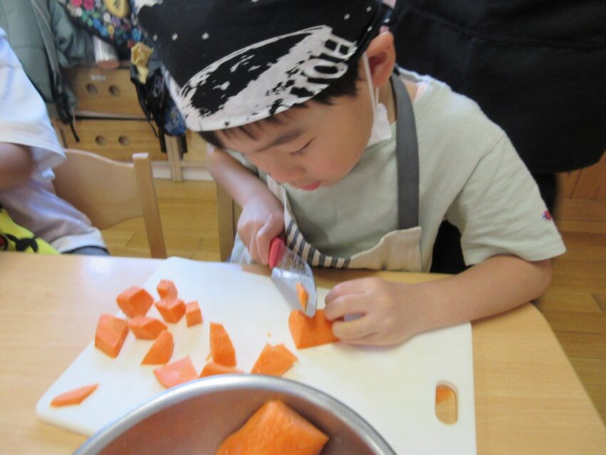 夜ごはんのカレー作りに挑戦！
人参を慎重に切れたよ！