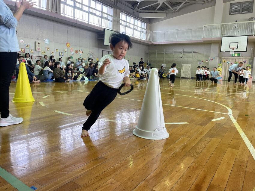 運動会が行われました。<br />
0歳児クラスから順番に発表して最後は親子競技で楽しみました。<br />
我が子の成長を肌で感じていただけました。