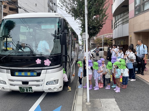 名古屋こども専門学校の学生さんと一緒にバスに乗って芋掘りへ行きました✨<br />
天気も良く、快適な気候でした🌞<br />
<br />
