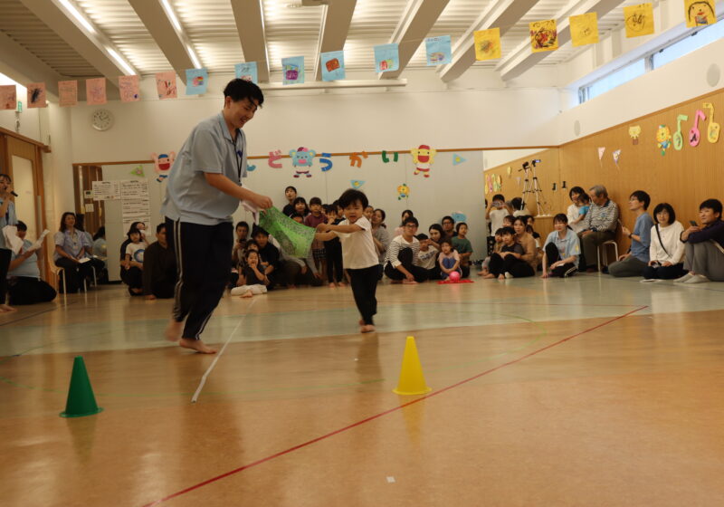 力を合わせて、ボール運び！