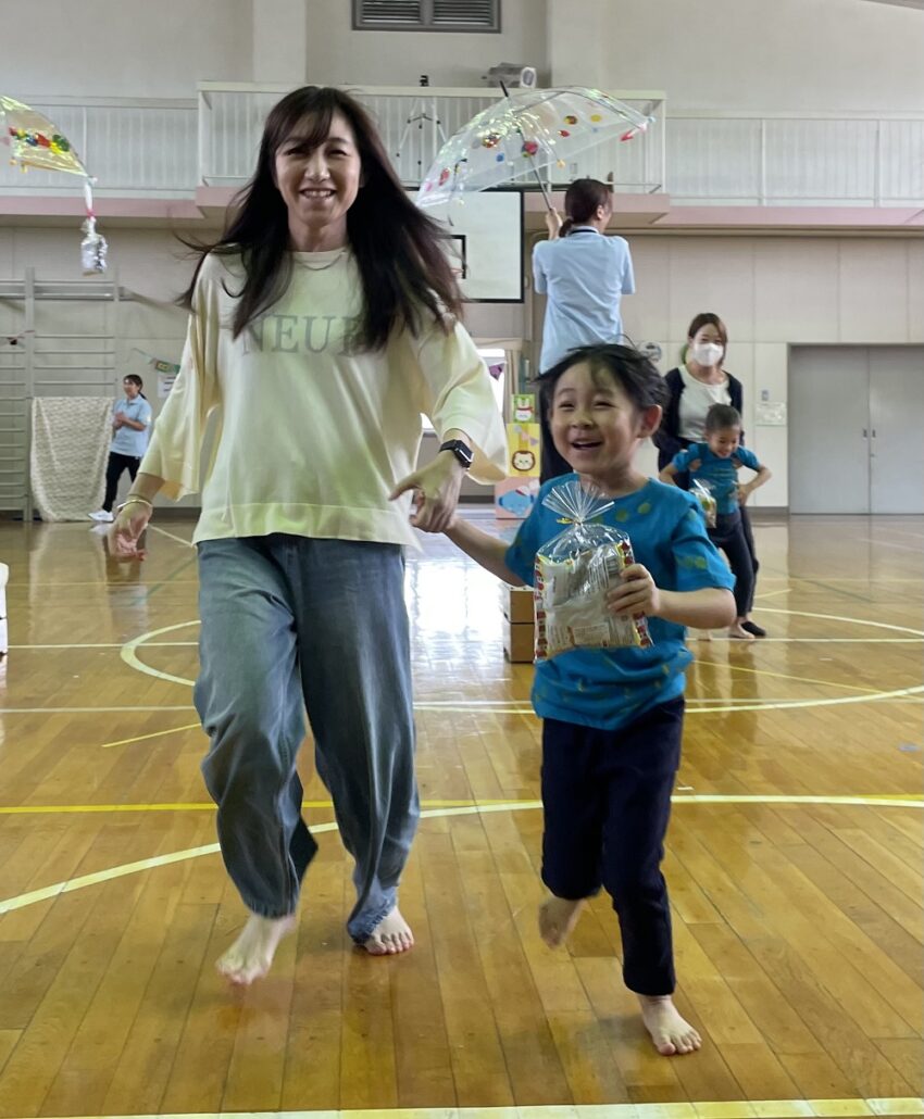 フィナーレの親子競技では親子でお菓子をゲットしました！<br />
親子で楽しめる内容でとても良い表情でみなさんゴールしていましたよ☆彡