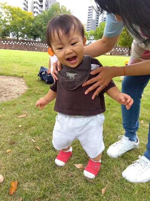 「まてまて～！」と、追いかけると大喜びでにげます😆<br />
「つかまえた～！」と、タッチするとまたまた大はしゃぎしています😆<br />
広い広場で体を動かして、ふれあいを楽しみました🥰