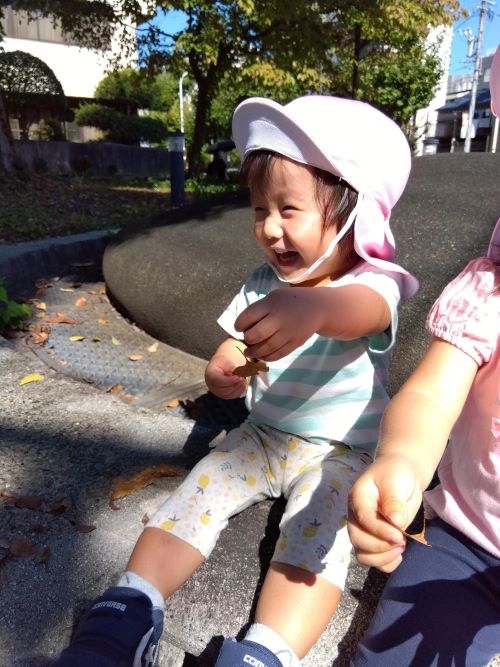 葉っぱを細かくちぎったり、葉っぱの根元の棒をもってクルクルしたりと自然に触れました🎶