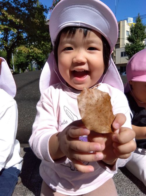 「おおきい～！」<br />
大きめの葉っぱを手にして喜んでいました😄<br />
