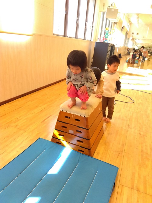 名古屋こども専門学校のスタジオを借りてサーキット遊びをしました😄
跳び箱に登ってジャンプ、平均台を歩く、わっかの中からボールを投げて箱の中にいれる等の動作を楽しみました🎉
遊びを通して、様々な体の動かし方を身に付けていきます✨
