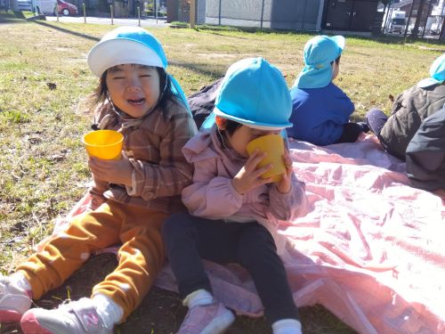 水分補給もこまめにとることも忘れません🤭
レジャーシートでピクニック気分でお友達と一緒に並んでとっても嬉しそうに座っていました🥰