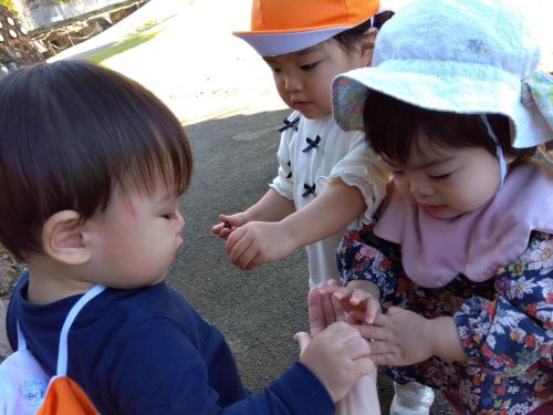 公園へ遊びに行きました😆<br />
<br />
どんぐり拾いをしたり、大きな葉っぱを拾ったりしました🤩<br />
だいぶ葉っぱも色づいてきて秋を感じます😌💕<br />
季節感を楽しみました😄🍁