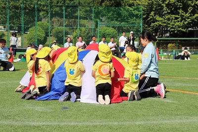 ４歳児さんはパラバルーンに挑戦。今年は人数が１１人なので少し小さめのバルーンでしたがその分、速度も速く、動きも早くなります。<br />
楽しみながら積み重ねた成果が笑顔とスピード感から出ています😊😊😊