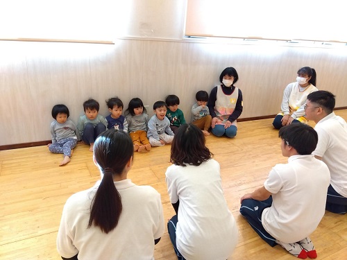 名古屋こども専門学校の授業の一環で行われる体育活動に参加しました😀
はじめは「バナナ体操」をして準備運動をしました🎵
少し緊張していた子どもたちでしたが、楽しい活動が始まる少しずつ慣れていきました😆

