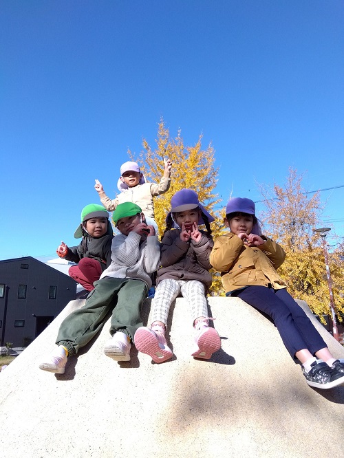 みんなで交通ルールを確認しながら、公園へ遊びに行きました！
公園に着いてから富士山のお山や鉄棒などをして楽しみました！