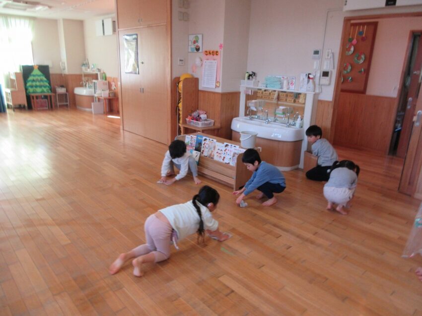 床掃除スタート！
みんなでやると、すぐピカピカに☆