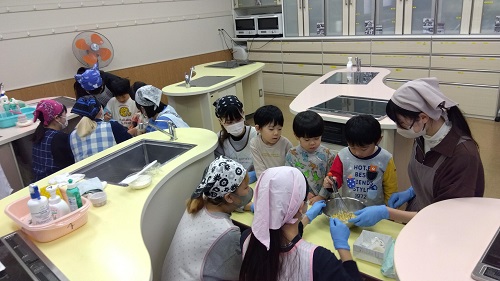 名古屋こども専門学校の学生さんと、調理体験をしました🍮
ホットケーキミックスにプリンをいれてカップケーキ作り🧁