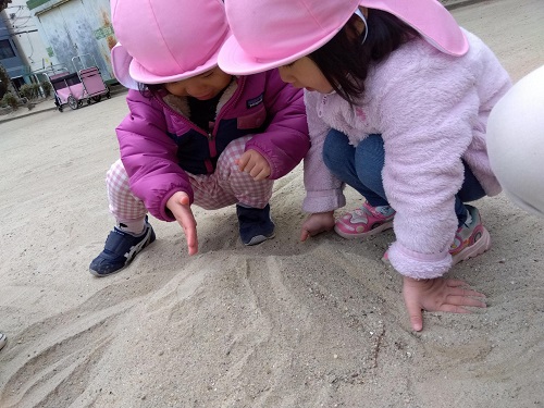 公園について、お茶休憩した後に好きな遊びをしました！
お友達や保育士とお砂に絵を描いたり、お山をつくったり😄