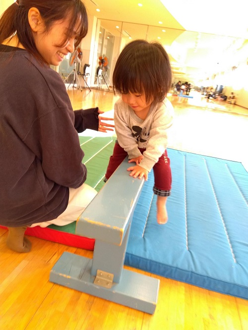 立って渡ってみる子、座って渡ってみる子と好きな方を選択して渡りました😄