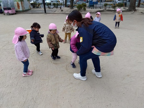 保育士が砂の上にマルをかいていくと、順番に並んでぴょんぴょんっ♬
上手にとべている様子を沢山褒められて、とっても嬉しそうにしていました！
その後も何度も何度もとんでいました🌸