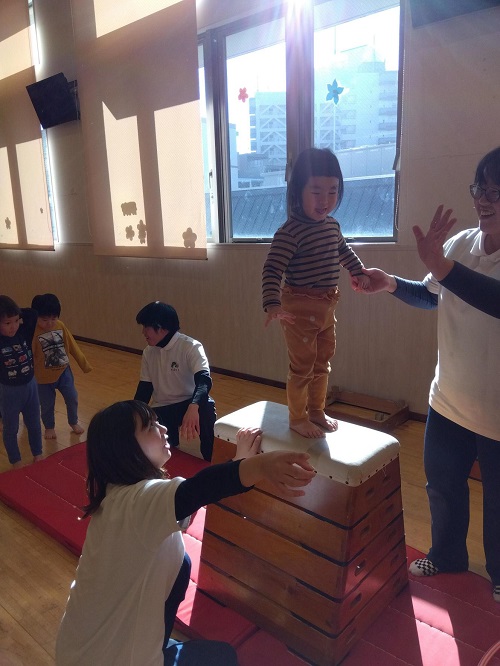 名古屋こども専門学校の学生による体育活動が行われました！
5段の跳び箱を頑張ってのぼり、のぼれたことがとても嬉しくて良い表情を見せてくれる子どもたちです♪
大きな拍手と声援であふれていました😄