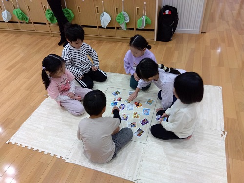 新年を迎えて、子どもたちの明るい声がきこえてきます🌞

かるたや福笑い、凧あげを作るなどお正月ならではの遊びを楽しむ様子が見られます🎍

子どもたちの笑顔あふれる、素敵な一年になりますように✨
今年も元気いっぱいたのしく過ごしていきたいと思います🌟