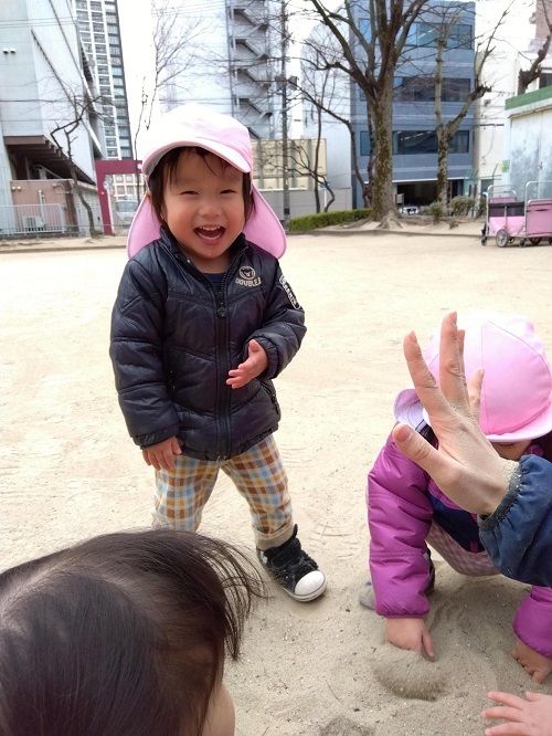 みんなでお砂のお山をつくって保育士の手をいれて「どこかな？どこかな？」
「３、２、１ば～！」と、手をだすと大喜びで「やってやって～！」
繰り返し楽しみました！
