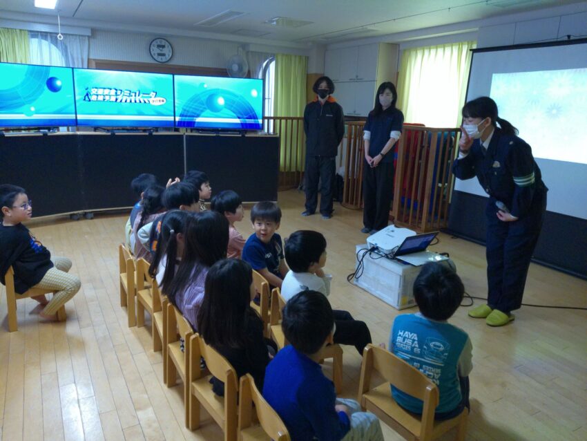 警察官の登場に気が引き締まる子どもたち