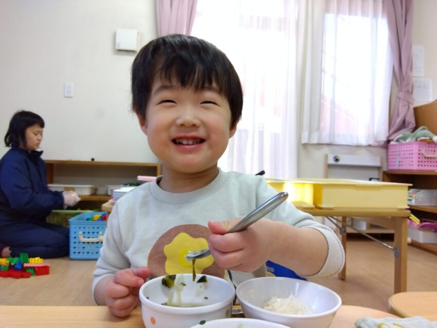 採ったきのこは給食に☆
「僕が採ったなめこだ！」「こっちはぶなしめじかな？」「おいしいね！」など、
自分たちで育てたきのこを絶賛しながら食べていました！