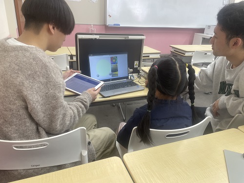 プログラミングに触れました👆
学生さんがそばについて見守りながらサポートしてます😊