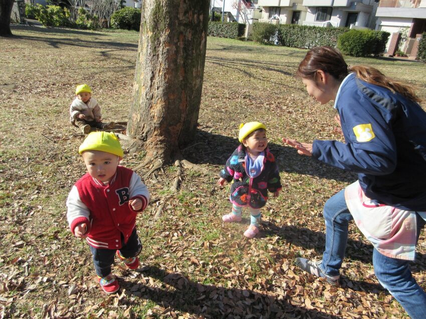 だるまさんがころんだ～がブームで保育者といっしょにその場で止まることもできるようになりました！