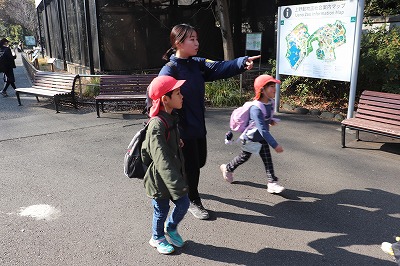 楽しみにしていた上野動物園への遠足。嬉しい気持ちから歩調も自然と早くなります♪